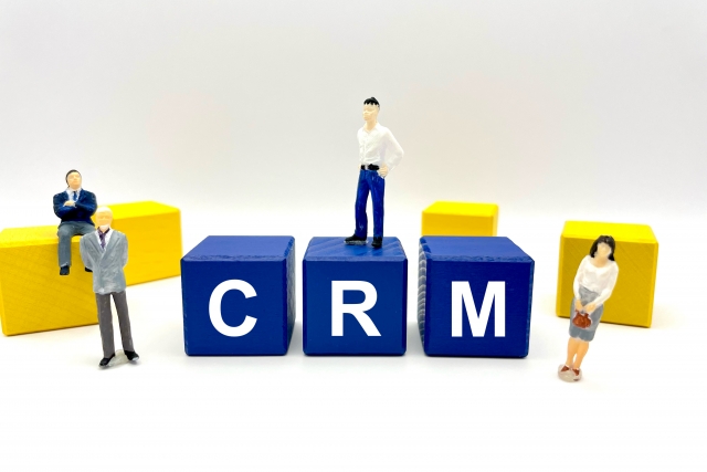 CRMとは、顧客管理のこと、または顧客管理ツールのことを言います。最近ではCRMツールから顧客へ電話をしたり、メールやSNSでコンタクトを取るなど、コミュニケーションツールとしての側面も持ち合わせています。この記事では、CRMツールの機能を解説するとともに、オススメのCRMツールを紹介します。