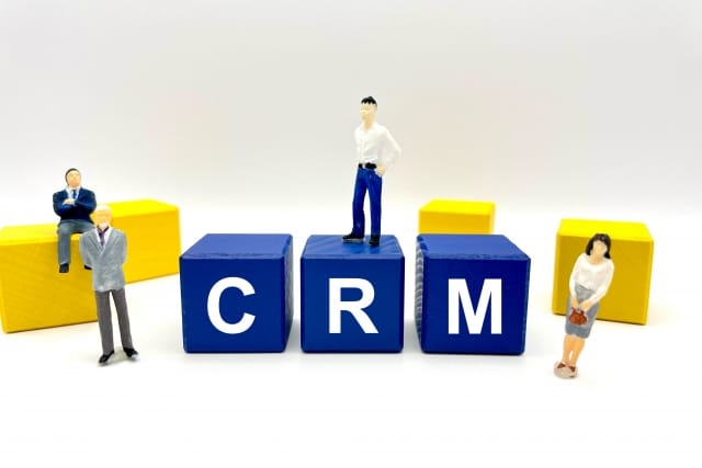 CRMとは、顧客管理のこと、または顧客管理ツールのことを言います。最近ではCRMツールから顧客へ電話をしたり、メールやSNSでコンタクトを取るなど、コミュニケーションツールとしての側面も持ち合わせています。この記事では、CRMツールの機能を解説するとともに、オススメのCRMツールを紹介します。