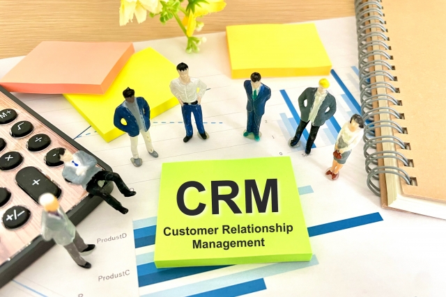 CRMを導入するに当たって、どんなCRMを選ぶべきなのか、どんな準備が必要なのか、悩んでいる企業も多いのではないでしょうか？この記事では、失敗なくCRMを導入し、運用していくためには、なにが必要なのか、どんなCRMを選ぶべきなのか、解説しています。