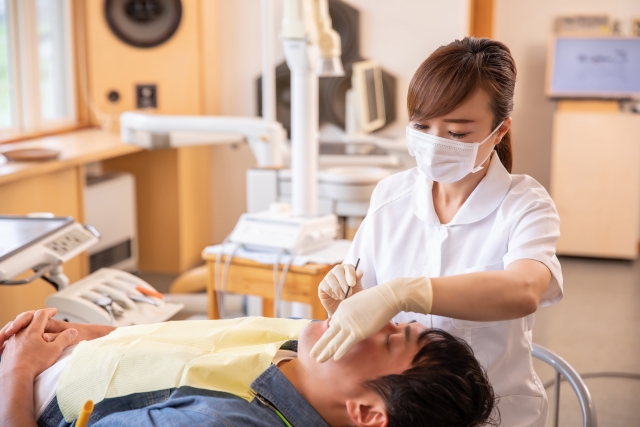 日本ではコンビニよりも歯科医院の方が多いと言われている一方で、歯科業界に就くには国家資格が必要とされるものもあります。それによって歯科業界では人手不足が課題となっています。この記事では、歯科業界の深刻な人手不足を解決する方法について解説します。