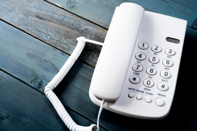 ボイスワープとは、NTT東日本・西日本による電話転送サービスです。契約している電話番号にかかってきた電話を、別の電話番号へ転送することができます。外出中に自宅や会社にかかってきた電話を、外出先のスマホに転送させることで、いつでも固定電話を受けることができるというサービスです。<br>