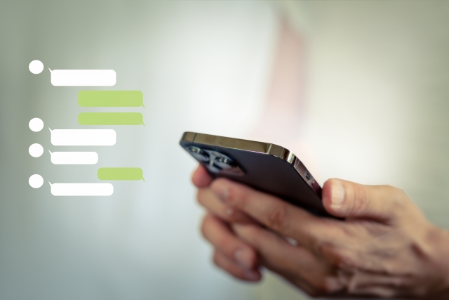 IVR連携SMS送信サービスとは、電話をかけてきたユーザーに対し、SMSを返送するサービスを言います。以前はオペレーターが通話で対応していましたが、IVR連携SMS送信サービスを利用すると、オペレーターなしで自動でSMS送信が可能です。この記事では、IVR連携SMS送信サービスの特徴やメリット・デメリット、料金相場や選び方について詳しく解説します。