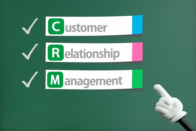 CRMとは、Customer Relationship Managementの頭文字をとったもので、顧客を理解して利益を最大化しようとする経営手法のこと。顧客関係管理または顧客管理と訳されます。具体的には、それぞれの顧客の購入履歴・対応履歴をまとめて管理することで、顧客全体が何を求めているか、どんなものがよく売れるのか、どんな問い合わせが多いのか…といったことが分析できるようになり、そこからメールマガジンやクーポン、セミナーなどの販売促進イベントを展開する手法のことを言います。IVRyを使ったCRM事例を紹介します。