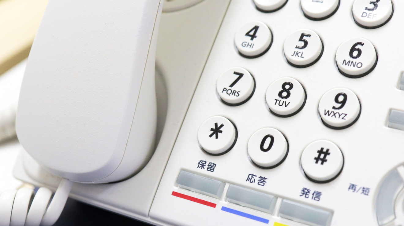 ボイスワープとは、NTT各社が提供している電話転送サービスです。営業時間外や、急な外出で、電話に出ることができない時に、かかってきた電話を指定の携帯や他の電話へ簡単に転送することができる機能です。